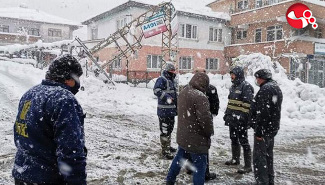 Direk ortadan ikiye kırıldı! Köy elektriksiz kaldı...