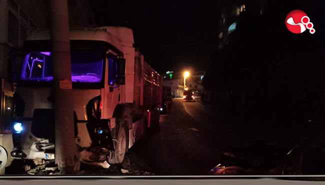 Önce direğe sonra araca çarptı