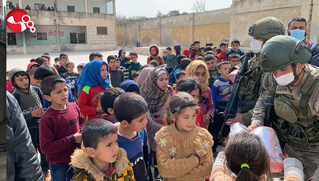 Suriyeli çocukların yüzünü güldürdüler