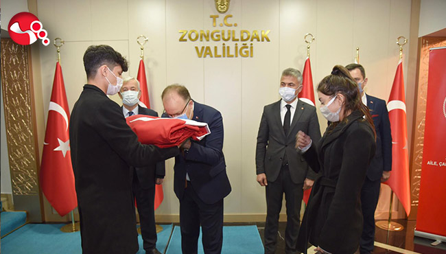 Vali Tutulmaz Türk Bayrağını teslim aldı...