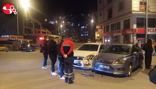 İki otomobil çarpıştı