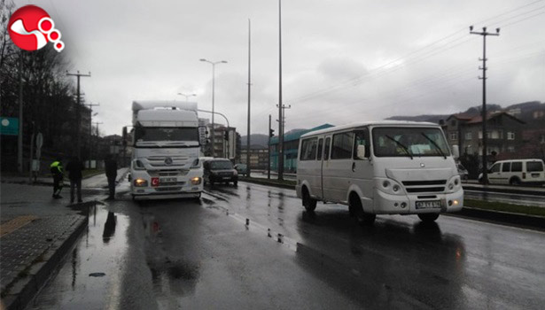 TIR arızalanınca yol tek şeride düştü...