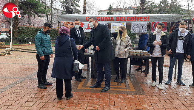 Çanakkale Şehitleri için hoşaf ve ekmek dağıttılar