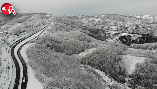 Kar yağışında kartpostallık manzaralar