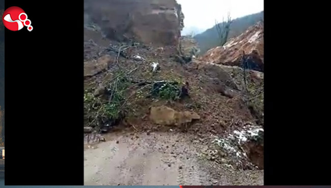 Yoğun yağış heyelana neden oldu...Köy yolu ulaşıma kapandı..