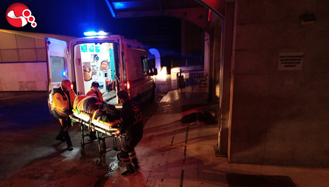 Refüje çarpan araç devrildi...