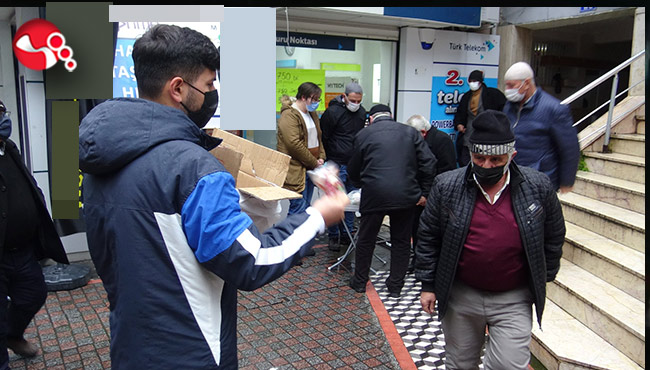 Muhsin Yazıcıoğlu anısına lokum dağıtıldı