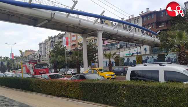 Küçük çocuk köprüye çıkıp intihata kalkıştı!..