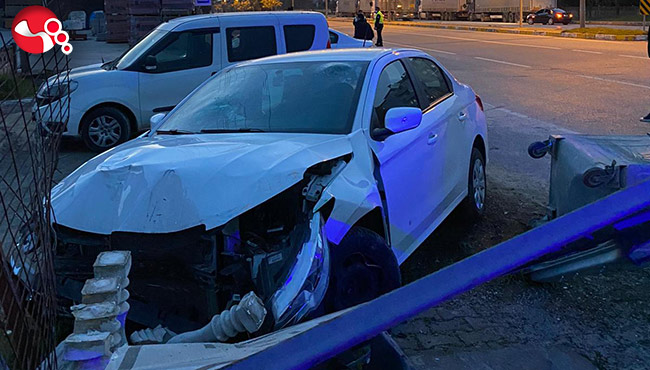 Önce refüje çıktı sonra duvara çarptı!