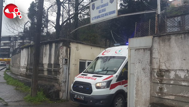 Bir anlık dalgınlıkla kulağını kesti!..