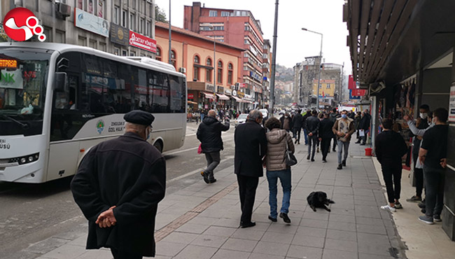 Tedirgin eden kalabalık