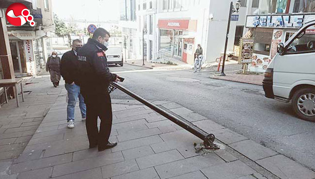 Aydınlatma direğine çarptı!