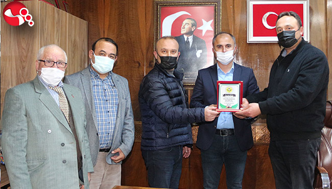 İsa Mutlu'ya plaket takdim ettiler