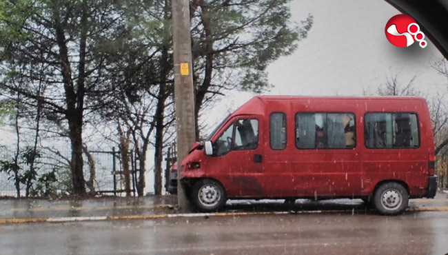 Elektrik direğine çarptı