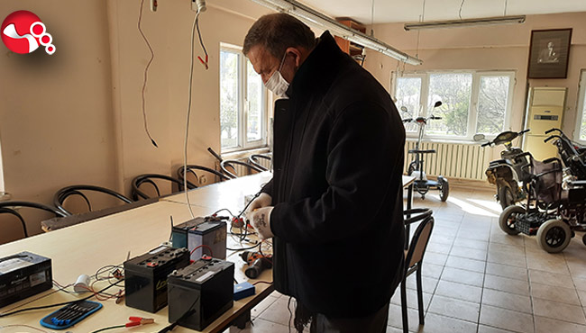 Hurda akülere hayat vererek engellileri güldürüyor