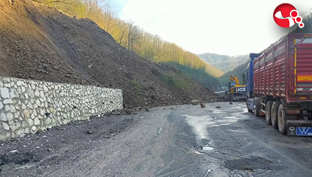Alaplı-Yığılca yolunda heyelan