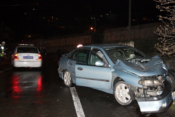 OTOMOBİLLE YÜK TRENİ ÇARPIŞTI: 4 YARALI