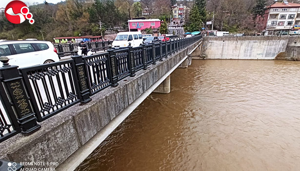 Köyleri bir birine bağlayan köprü tehlike saçıyor