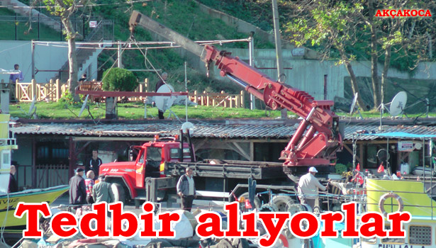 TEKNELER KARAYA ÇIKARILIYOR