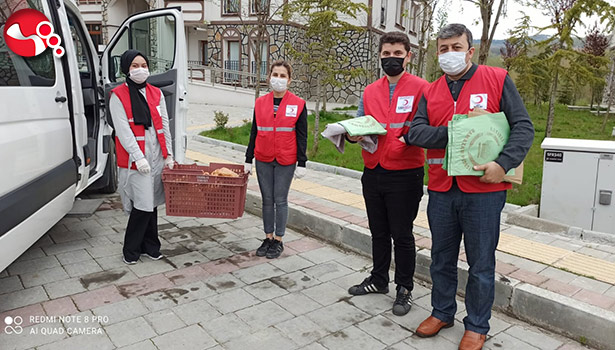 Vatandaşlara pide dağıttılar