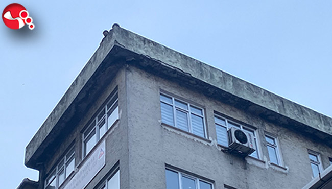 Zabıtadan ceza yiyen çift çatıya çıktı