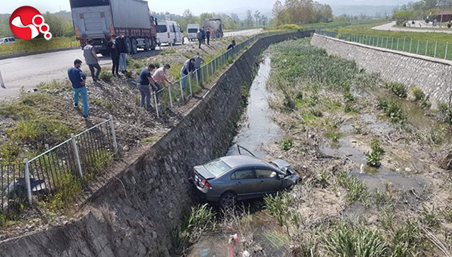 Çarpıştılar, biri dereye uçtu