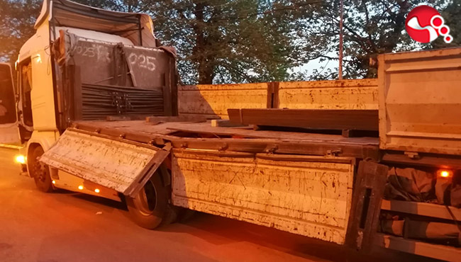 TIR üzerinden saclar yola savruldu!!!