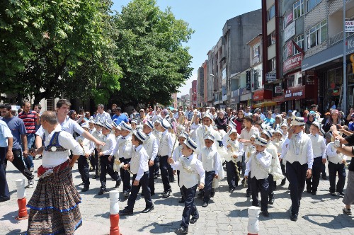 50 ÇOCUK GÖNÜLLERİNCE EĞLENDİ..