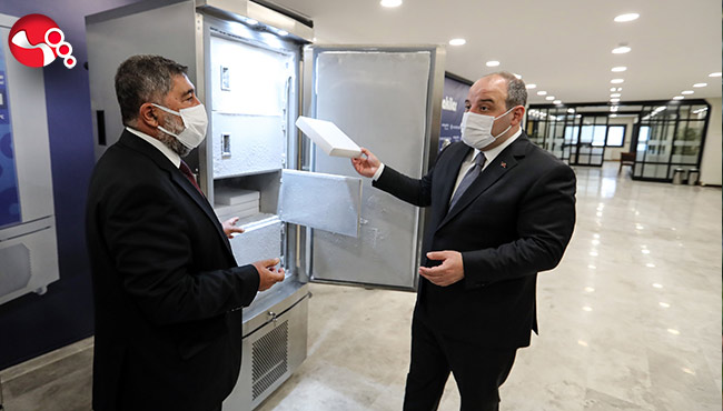 Bakan Varank, 140 bin doz aşıyı saklayabilen buzdolabının üretildiği fabrikayı inceledi