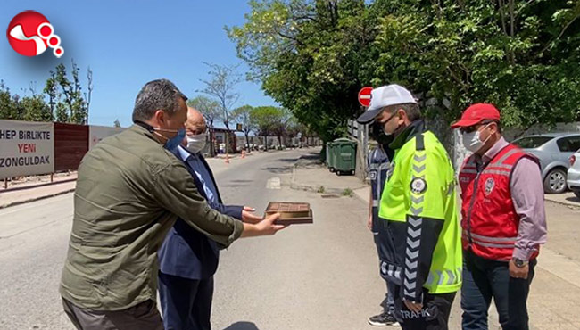 Vali Yardımcısından Polislere çikolata ikramı
