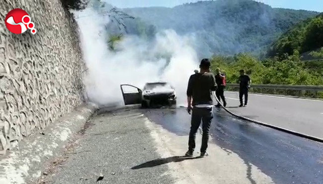 Seyir halindeki otomobil alev alev yandı