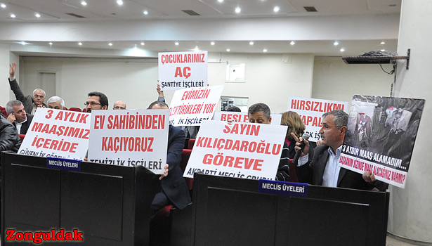 AK PARTİ MECLİS ÜYELERİ MAAŞLARINI ALAMAYAN İŞÇİLER İÇİN PANKART AÇTI