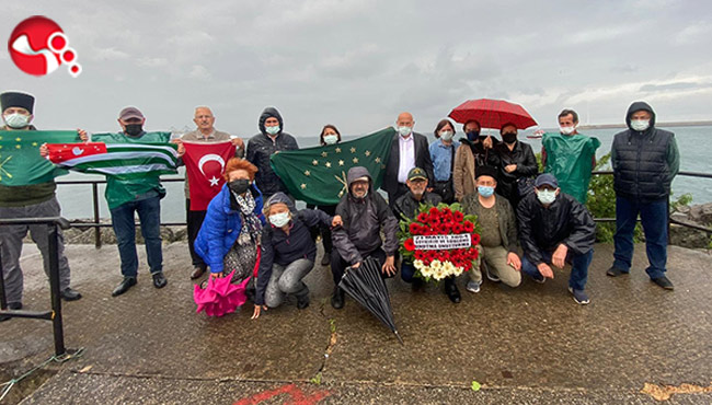 Denize çelenk bıraktılar!!!