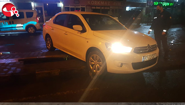 Yolu şaşırdı!Kaldırıma çıktı…