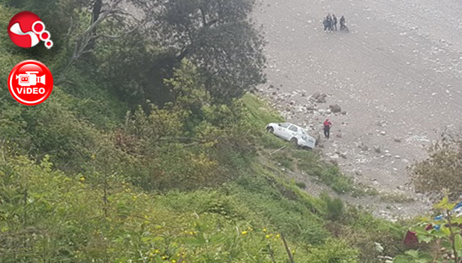 Otomobil uçurumdan yuvarlandı!