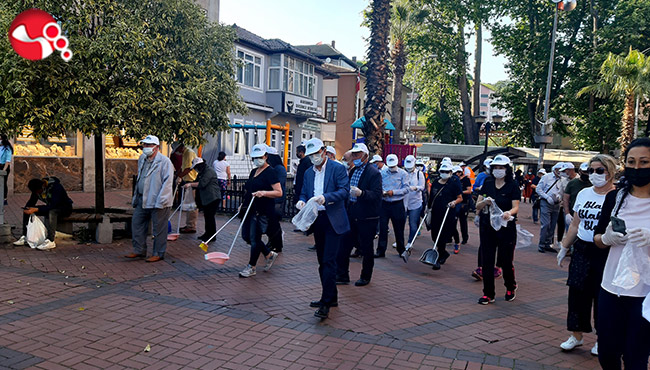 Çaycumalılar sokaklarını temizledi