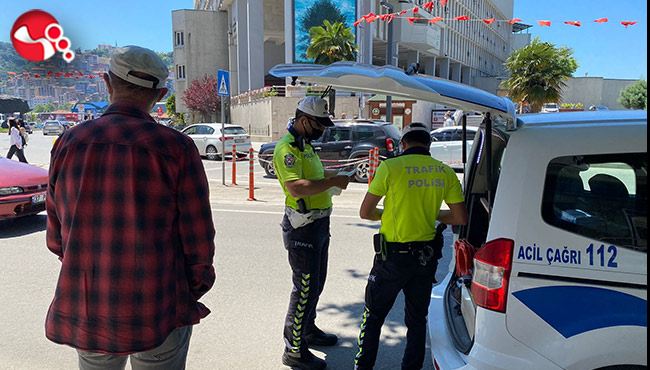 Polise dakikalarca dil döktüler ama cezadan kaçamadı