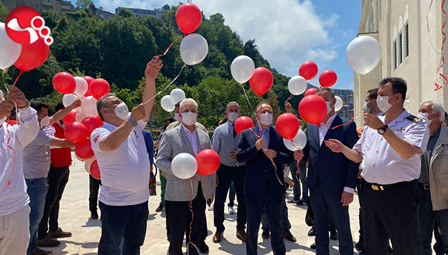 Uzunmehmet Camisi önünde Kızılayın yıl dönümü katlandı