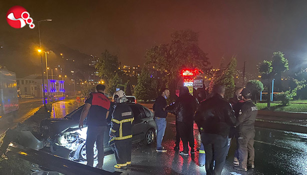 Elektrik direğine çarparak karşı şeride geçti