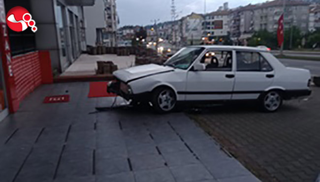 Refüjü aşarak karşı şeride geçti!..