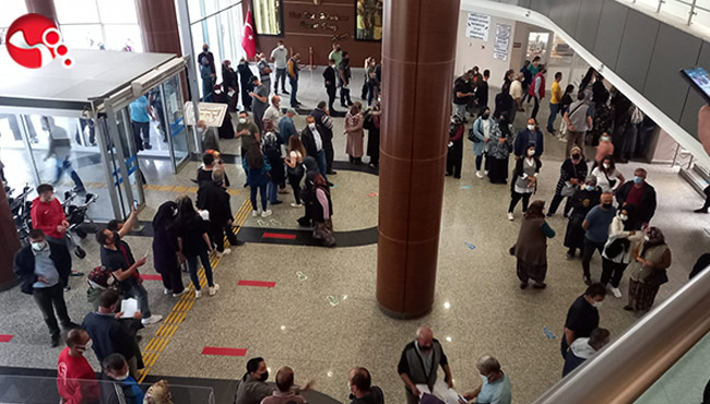 Aşı sıralarını beklediler