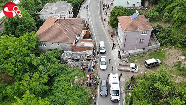 Yıkım yaparken duvarın altında kaldı