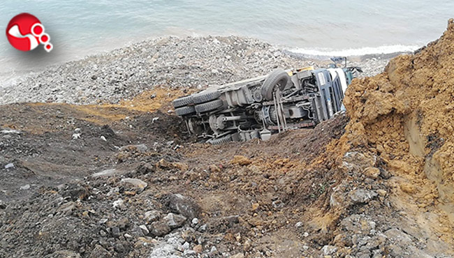 Hafriyat kamyonu uçuruma düştü