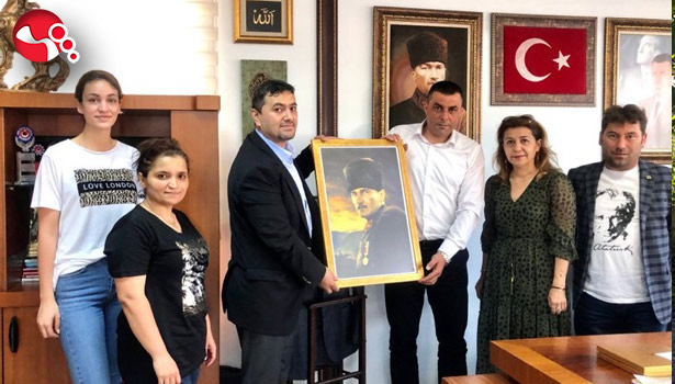 Başkan Yılmaz'a Atatürk Posteri hediye ettiler...