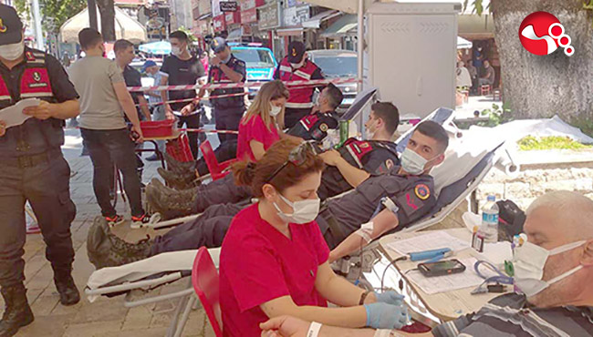 Vatandaşlar ve Jandarma kan bağışı yaptı