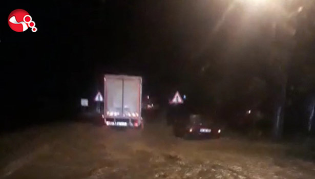 Şiddetli yağmur nedeniyle araçlar yollarda kaldı