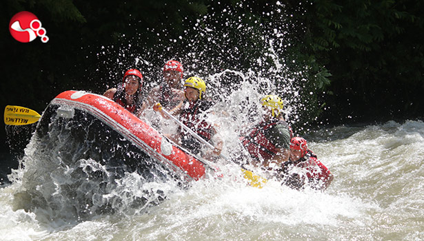 Eğlence tutkunları rafting parkuruna akın etti