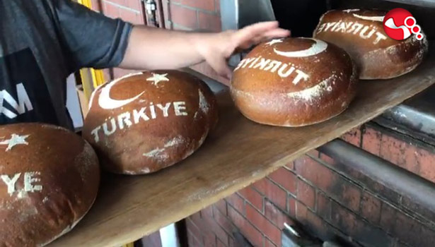 Ay yıldızlı ekmeklere ilgi büyük