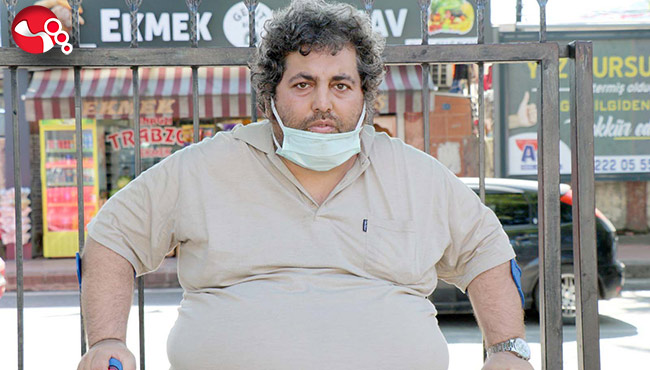 Evden kovulduğunu iddia etti… Cadde ortasında hüngür hüngür ağladı…