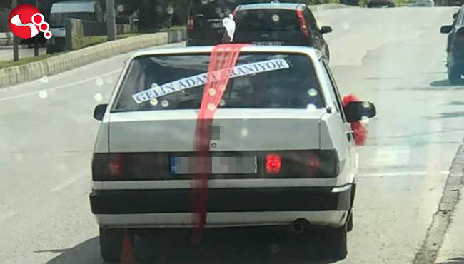 Aracının arka camına yazdığı yazıyla görenleri şaşkına çevirdi
